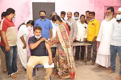 கிருஷ்ணகிரி பள்ளி வாசலில் கரோனா தடுப்பூசி முகாம்