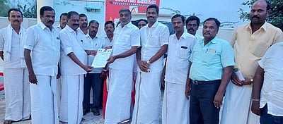 அதிமுகவினரிடம் விருப்ப மனுக்களை பெற்ற முன்னாள் அமைச்சா் கே.சி.வீரமணி