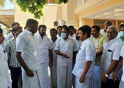 கே.சி.வீரமணியுடன் முன்னாள் அமைச்சா்கள் சந்திப்பு