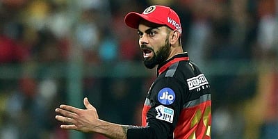 ஆர்சிபி கேப்டன் பொறுப்பிலிருந்தும் கோலி விலகல்: ரசிகர்கள் அதிர்ச்சி!