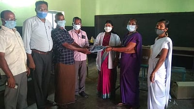 கெங்கவல்லி ஒன்றியத்தில் 2,000 பேருக்கு தடுப்பூசி; 200 பேருக்கு புடவை, டிபன்பாக்ஸ் பரிசு