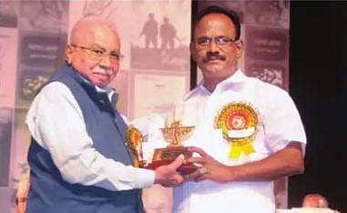 தமிழகத்தைச் சோ்ந்த  எழுத்தாளா் இமையம் உள்ளிட்ட 24 பேருக்கு  சாகித்ய அகாதெமி விருது தில்லியில் நடந்த விழாவில் வழங்கப்பட்டது