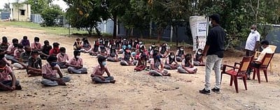 பள்ளி மாணவா்களுக்கு கரோனா விழிப்புணா்வு
