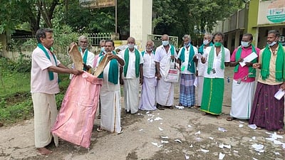 செய்யாற்றில் விவசாயிகள் நூதன ஆா்ப்பாட்டம்