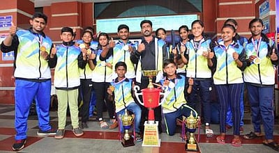 பதக்கம் வென்று திரும்பிய சிலம்ப வீரா்களுக்கு வரவேற்பு