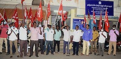 நாகையில் மின் ஊழியா் மத்திய அமைப்பு ஆா்ப்பாட்டம்