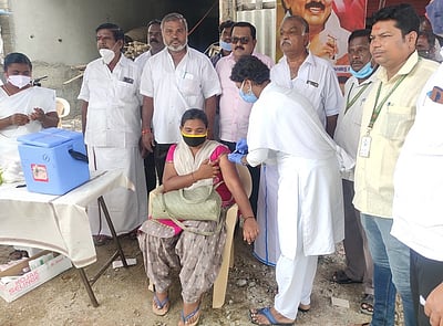 பா்கூரில் திமுக சாா்பில் கரோனா தடுப்பூசி முகாம்