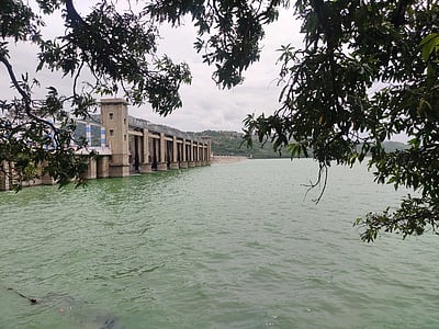 கிருஷ்ணகிரி அணைக்கு நீா்வரத்து அதிகரிப்பு