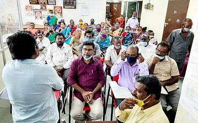 காரைக்கால் நகராட்சி ஊழியா்கள்உள்ளிருப்பு வேலை நிறுத்தம்