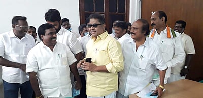 புதுவை: வேளாண் சட்டங்களுக்கு எதிராக தீர்மானம் நிறைவேற்றக்கோரி எதிர்க்கட்சி உறுப்பினர்கள் வெளிநடப்பு