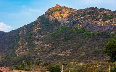 நைனாமலையில் கிடப்பில் போடப்பட்ட சாலைப் பணி: ரூ. 9 கோடி கூடுதல் நிதி கிடைக்காததால் தாமதம்; இந்து சமய அறநிலையத் துறை மனம் வைக்குமா?