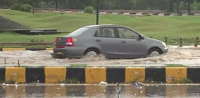 தில்லியில் கொட்டித் தீர்க்கும் மழையால் பல பகுதிகள் வெள்ளத்தில் மூழ்கின 