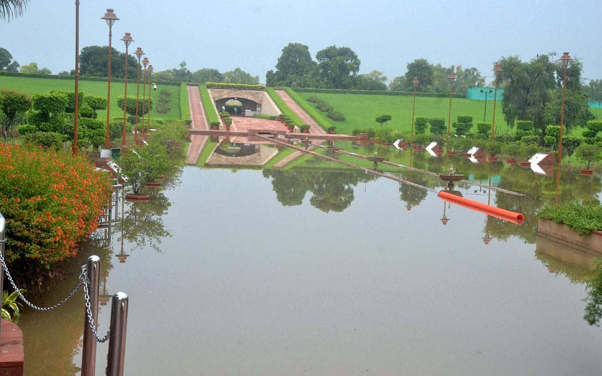 தில்லியில் கொட்டித் தீர்த்த மழை: ஒரே நாளில் 112 மி.மீ. பதிவு