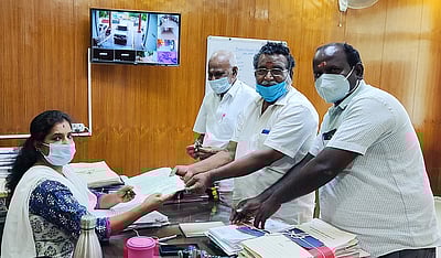 சாலை, மின்வசதி கோரி பொதுமக்கள் மனு