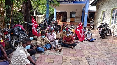 செங்கோட்டையில் துப்புரவுப் பணியாளா்கள் உள்ளிருப்புப் போராட்டம்