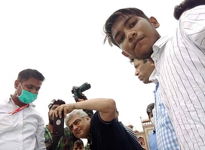 தாஜ்மஹாலில் ரசிகர்களுடன் அஜித்  - வைரலாகும் புகைப்படங்கள்