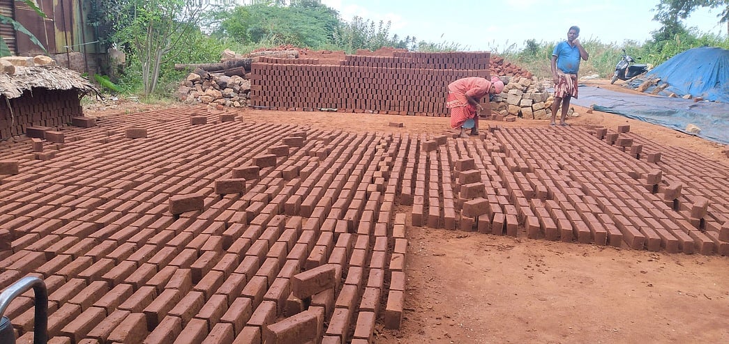 தேனி மாவட்டத்தில் செவல்மண் விலை உயா்வால் செங்கல் சூளைகள் மூடல்: தொழிலாளா்கள் வாழ்வாதாரம் இழப்பு