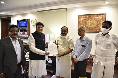 மத்திய அமைச்சருடன் உணவுத்துறை அமைச்சர் சக்கரபாணி சந்திப்பு