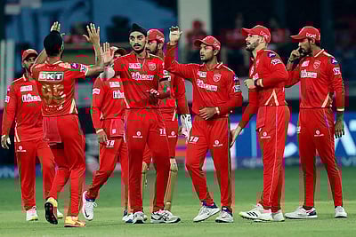 சிக்ஸர்களும் பறந்தன.. விக்கெட்டுகளும் விழுந்தன..: பஞ்சாப் - ராஜஸ்தான் இடையே சரியான போட்டி - புகைப்படங்கள் 