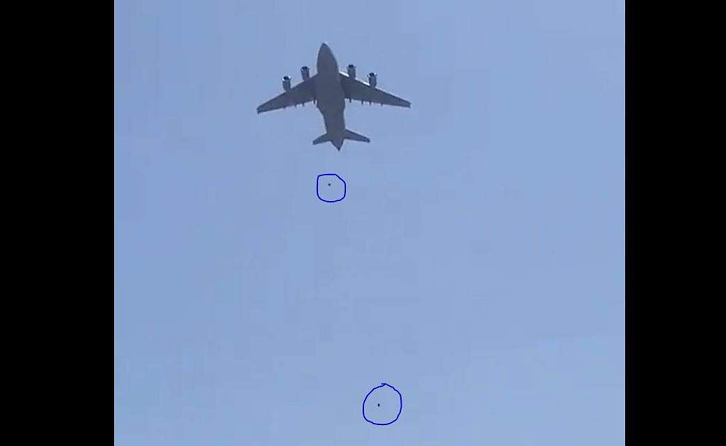 விமானத்திலிருந்து விழுந்த ஒரு சிறு புள்ளி.. அதன் பின்னாலிருக்கும் மிகப்பெரிய சோகம்