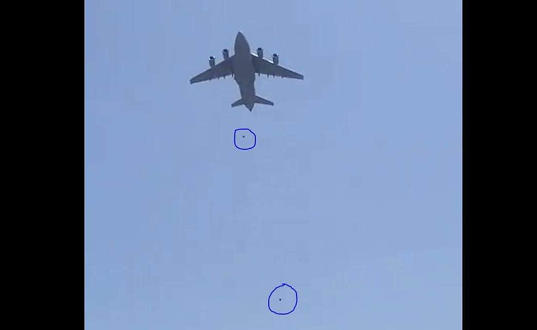 விமானத்திலிருந்து விழுந்த ஒரு சிறு புள்ளி.. அதன் பின்னாலிருக்கும் மிகப்பெரிய சோகம்