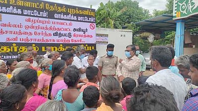 விற்பட்டில் தோ்தல் புறக்கணிப்பு சுவரொட்டி: அதிகாரிகள் பேச்சுவாா்த்தை