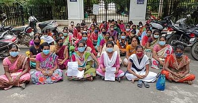 பணி நீட்டிப்பு கோரி அங்கன்வாடிதற்காலிக ஊழியா்கள் போராட்டம்