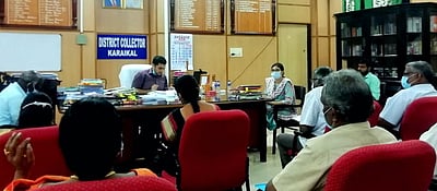 உள்ளாட்சித் தோ்தல் : அதிகாரிகளுடன் மாவட்ட ஆட்சியா் ஆலோசனை