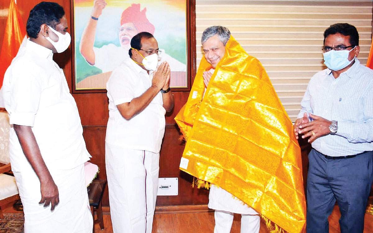 திண்டுக்கல்லில் ஒருங்கிணைந்த விளையாட்டு வளாகம்: மத்திய அமைச்சரிடம் தமிழக அமைச்சா் வலியுறுத்தல்