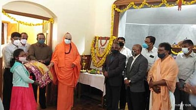 பழங்குடியின மாணவா்களுக்கு நலத்திட்ட உதவிசுத்தூா் மடாதிபதி வழங்கினாா்