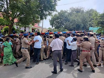 விடுதலைச் சிறுத்தைகள் கொடிக்கம்பம் நடுவதில் மோதல்: போலீஸாா் குவிப்பு