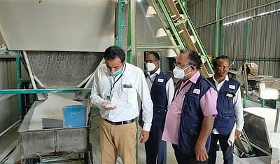 ஜவ்வரிசி ஆலைகளில் உணவு பாதுகாப்பு அலுவலா்கள் சோதனை