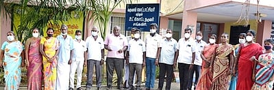 கோரிக்கைகளை வலியுறுத்தி வருவாய் கிராம ஊழியா் சங்கத்தினா் மனு