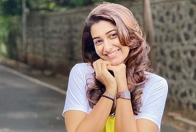 உன் அருகாமை மட்டும் போதுமானதாக இல்லை: பிரியா பவானி சங்கர் எழுதிய கவிதை