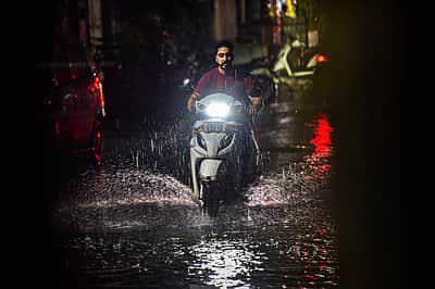 கேரளத்தில் தொடரும் கனமழை! 10 மாவட்டங்களுக்கு ஆரஞ்ச் அலர்ட்! 