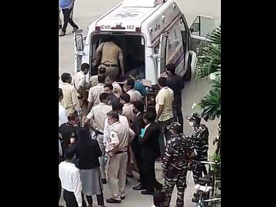 தில்லி ரோஹிணி மாவட்ட நீதிமன்றத்தில் துப்பாக்கிச்சூடு: ரௌடி உள்பட 3 பேர் பலி