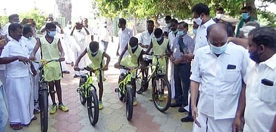 வடுவூா் ஏரியில் சூழல் அங்காடி தொடக்கம்