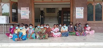 ஆக்கிரமிப்பு குடிசைகள் அகற்றம்: நாமக்கல் ஆட்சியா் அலுவலகம் முற்றுகை