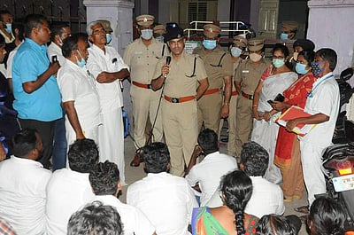 நாமக்கல்லில் வீடுகளை இழந்தோா் சாலை மறியல்: போக்குவரத்து பாதிப்பு