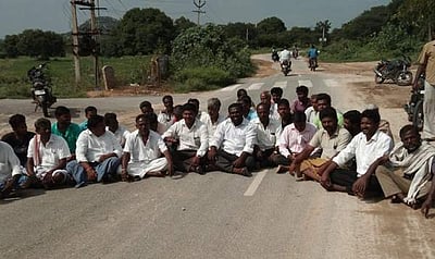 ஆந்திர மாநில முன்னாள் முதல்வரின் சிலை உடைப்பு: எல்லையில் இரு மாநில போலீசார் குவிப்பு 