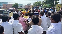 சாத்தூரில் பிரசாரத்தின்போது
இரு கட்சியினரிடையே மோதல்