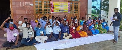 அரசு கல்லூரி பேராசிரியா்கள், ஊழியா்கள் உள்ளிருப்பு போராட்டம்