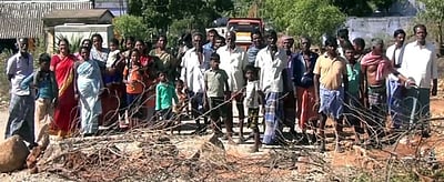 டிப்பா் லாரி மோதியதில் தரைநிலை தொட்டி சேதம்: லாரிகளை சிறை பிடித்க கிராம மக்கள்