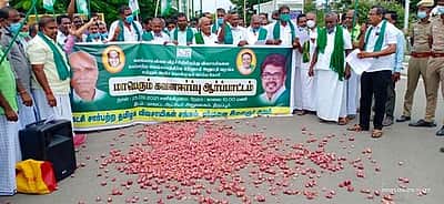 வெங்காயத்தை தரையில் கொட்டி விவசாயிகள் ஆர்ப்பாட்டம்