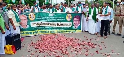 வெங்காயத்தை தரையில் கொட்டி விவசாயிகள் ஆர்ப்பாட்டம்