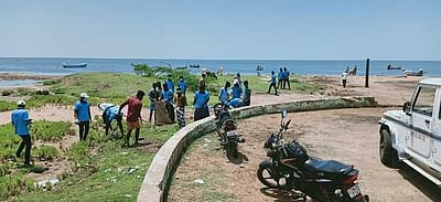 சா்வதேச கடலோர தூய்மை தினம்மனோரா கடற்கரையில் தூய்மைப்பணி