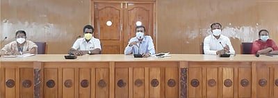 நாளை சிறப்பு தடுப்பூசி முகாம் : ஆட்சியா் ஆலோசனை