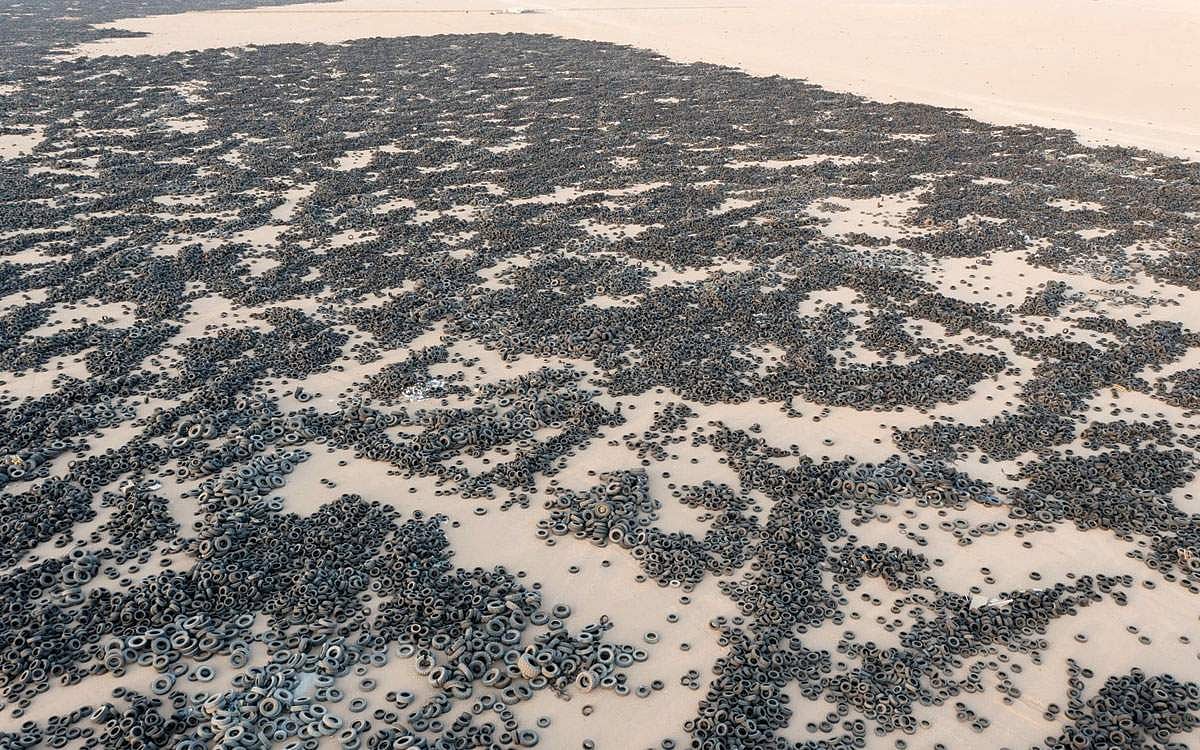 பிரம்மாண்ட டயர்  கிடங்கு