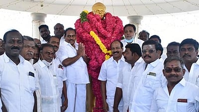 சிவந்தி ஆதித்தனாா் சிலைக்கு மாலை அணிவிப்பு