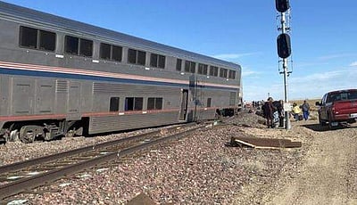 அமெரிக்காவில் ரயில் தடம் புரண்டதில் மூன்று பேர் பலி